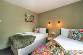 Vibrant Funkily Decorated 2 Bedroom 4 Beds Central Location
